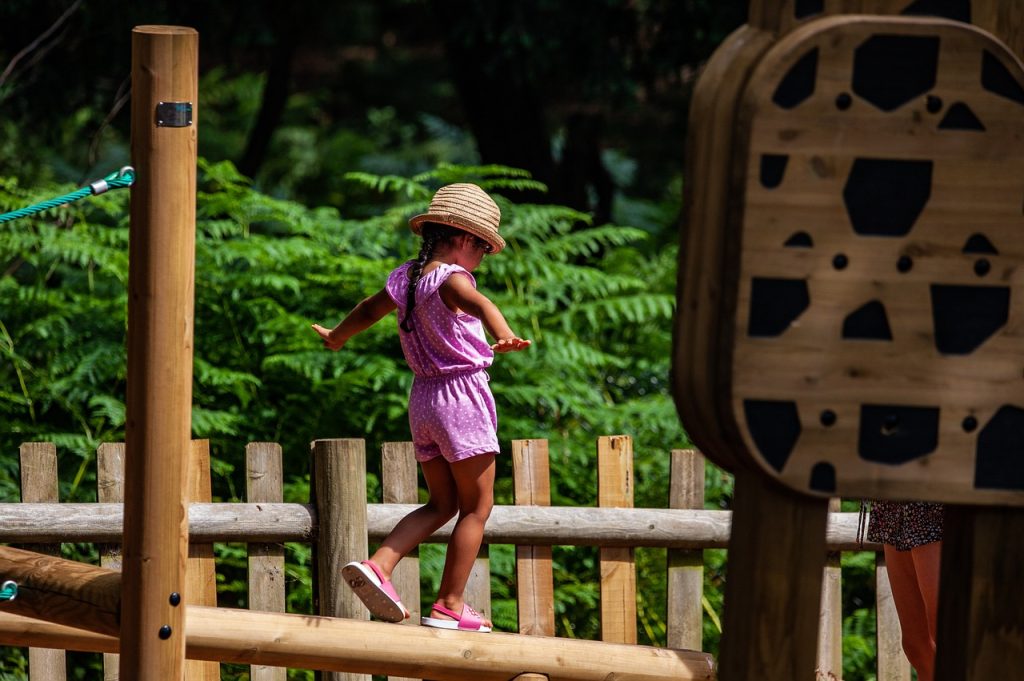 丸太を渡る女の子